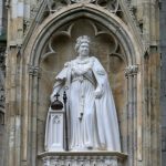 queen elizabeth statue